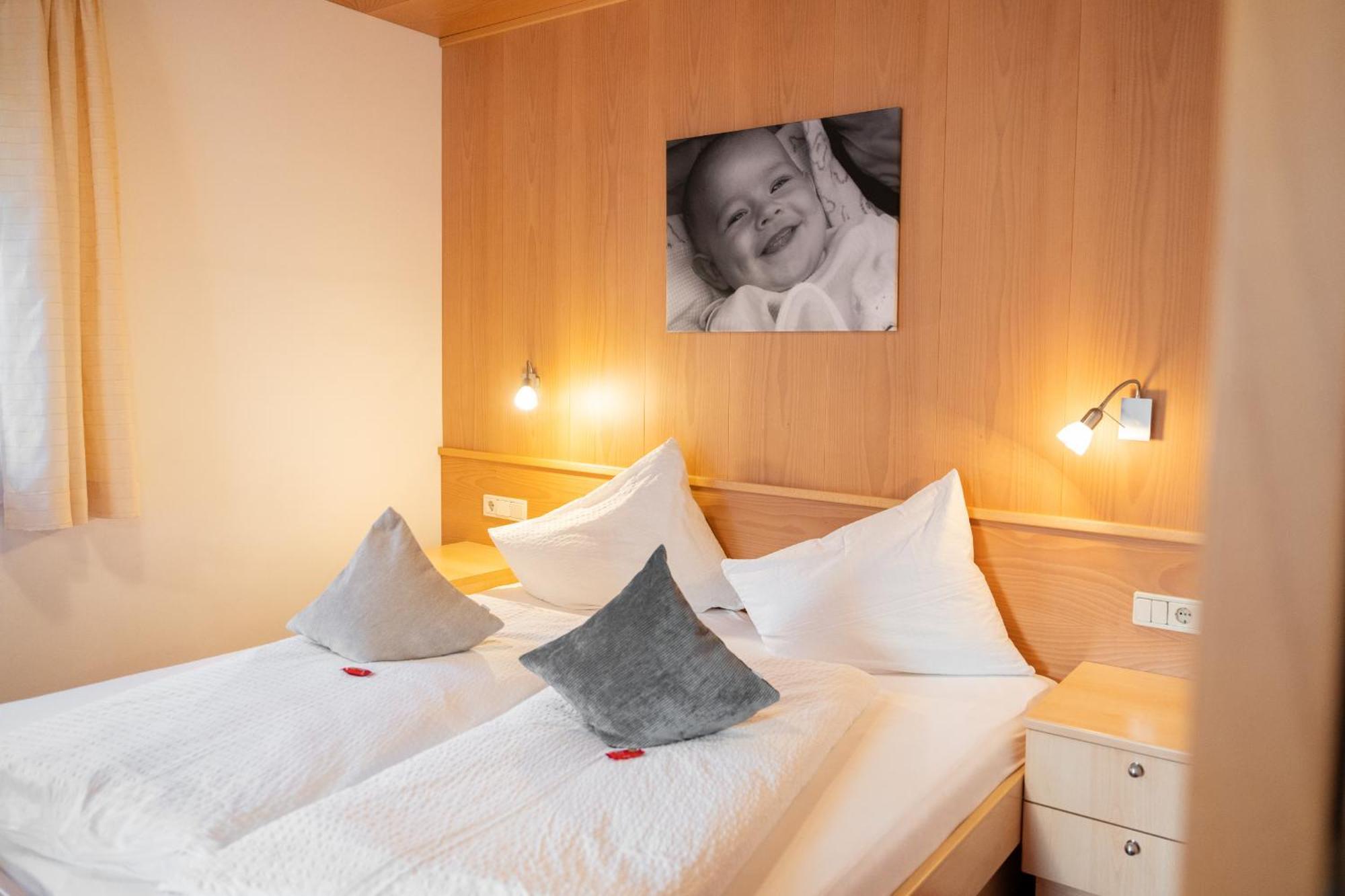 Hotel Das Lisann フェルダーズ エクステリア 写真