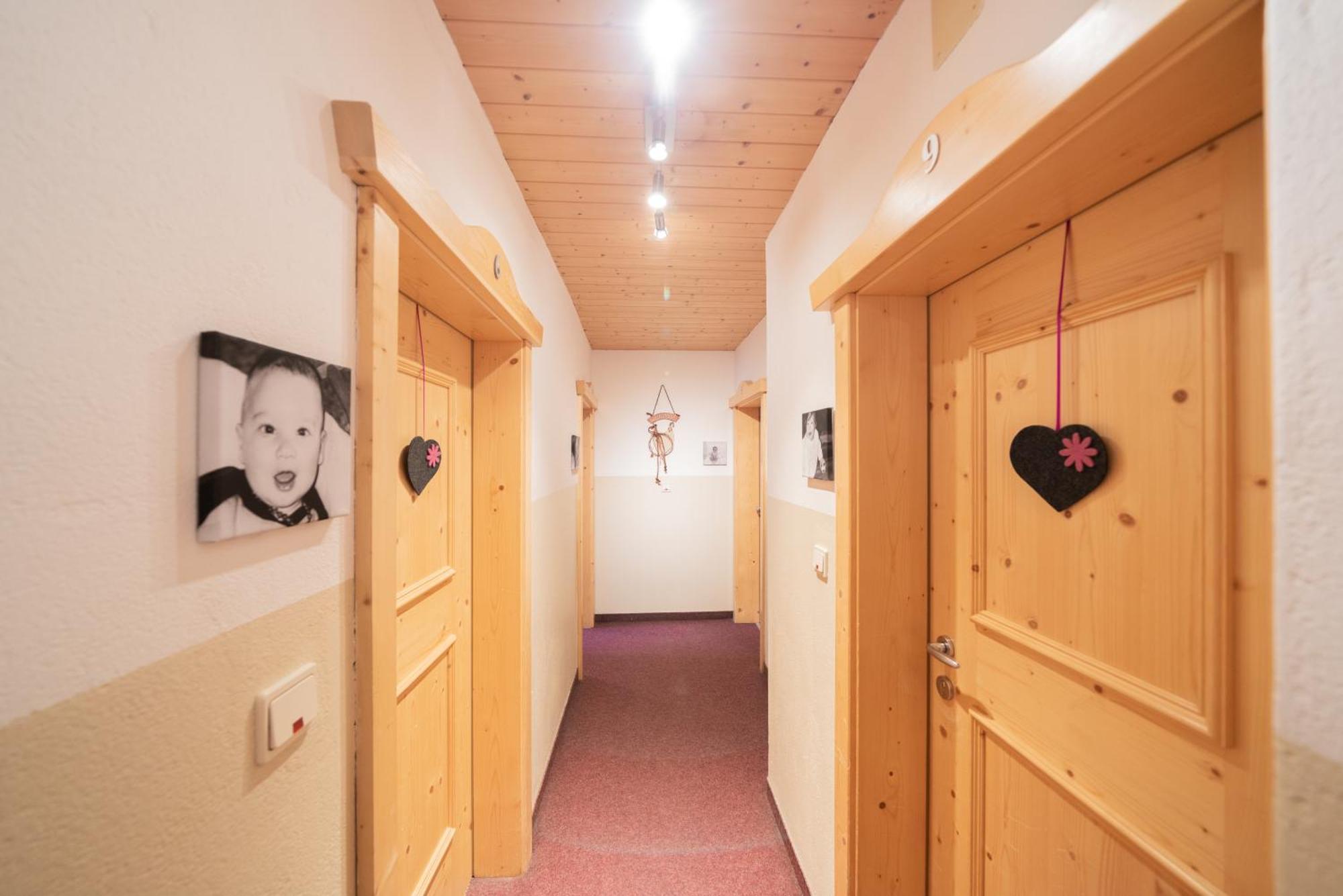 Hotel Das Lisann フェルダーズ エクステリア 写真