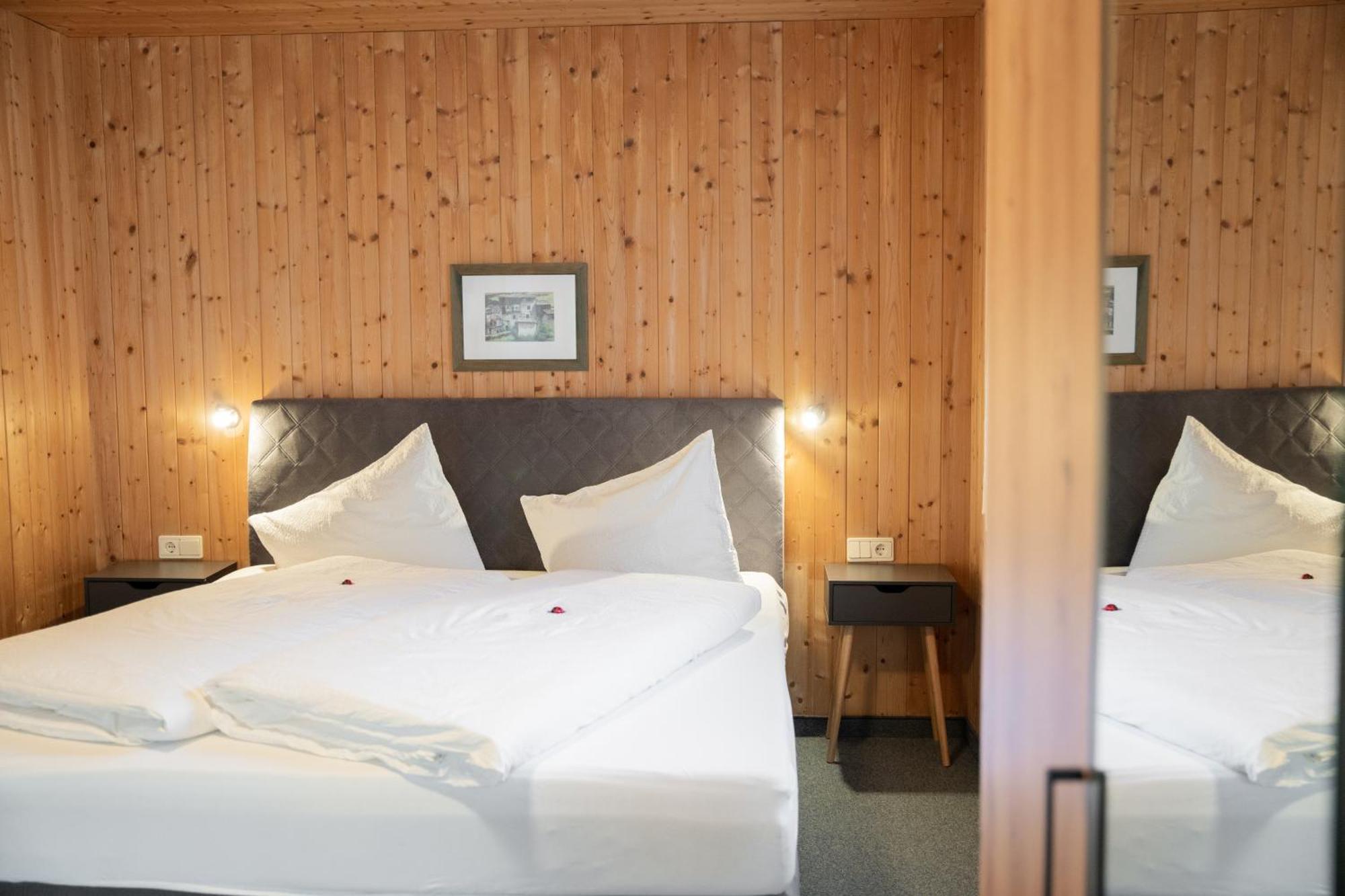 Hotel Das Lisann フェルダーズ エクステリア 写真