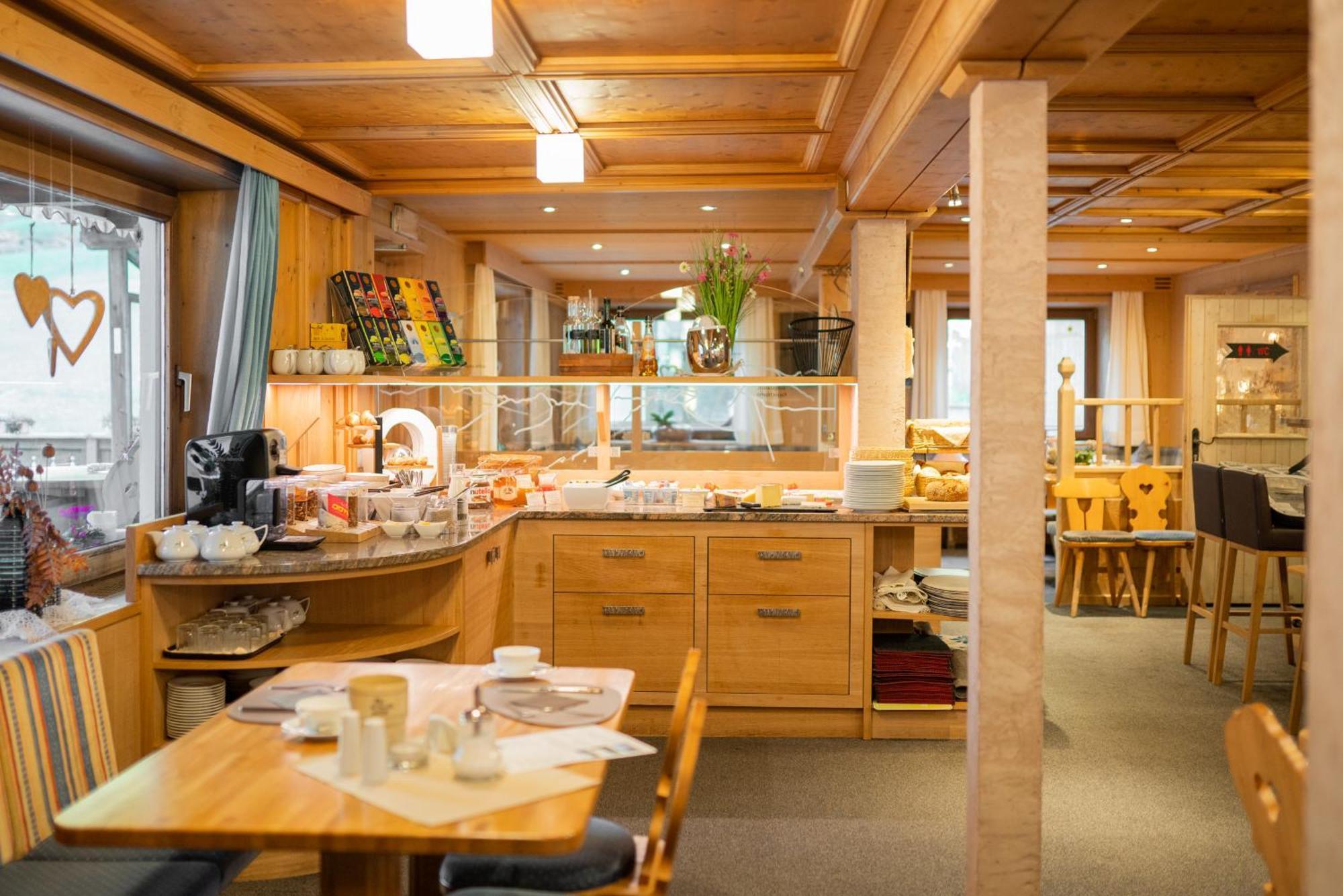 Hotel Das Lisann フェルダーズ エクステリア 写真
